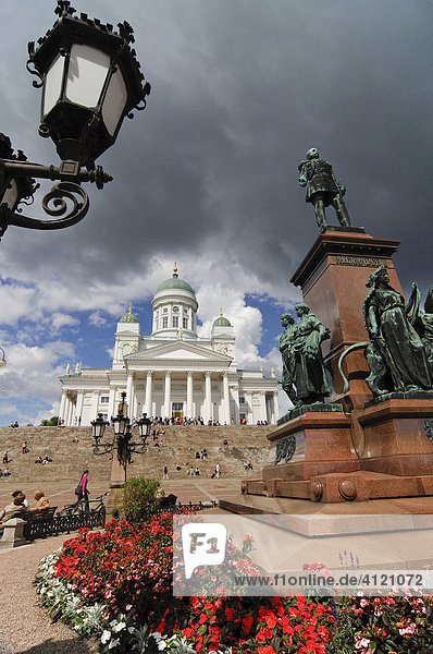 Tuomiokirkko Kathedrale und Senatsplatz Senatintori Stadtzentrum Helsinki  Finnland  Skandinavien  Europa