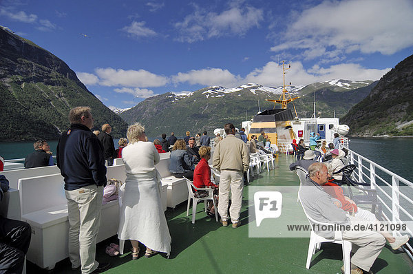 Sonnendeck auf einem Ausflugsboot im Geirangerfjord  Geiranger  Sogn og Fjordane  Norwegen  Skandinavien  Europa