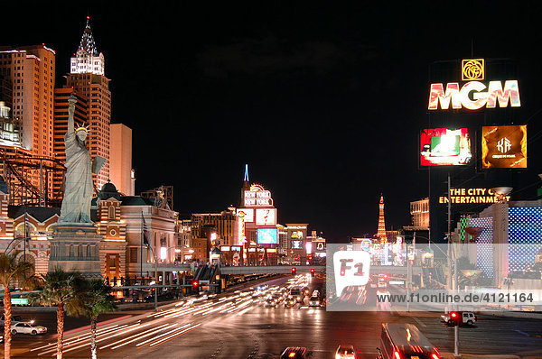 Blick auf den Strip Richtung Norden mit Casinos New York  MGM Grand  Paris  Aladdin  Cesars Palace  Las Vegas Boulevard  Las Vegas  Nevada  USA