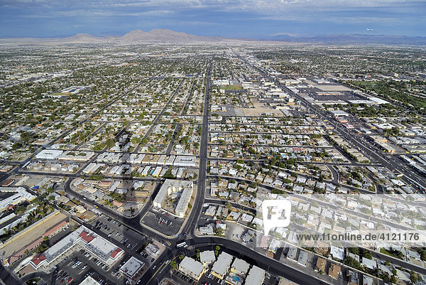 Blick vom Stratosphärenturm Stratosphere Tower über die Straßen und Wohnviertel von Las Vegas  Nevada  USA