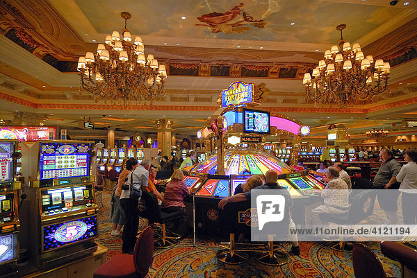 Spieler spielen an Spielautomaten im Casino des Venetian Hotel  Strip  Las Vegas Boulevard  Las Vegas  Nevada  USA