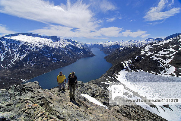 Zwei Wanderer am Besseggen Grat zwischen den Seen Gjende und Bessvatnet  Jotunheimen Nationalpark  Vaga  Oppland  Norwegen
