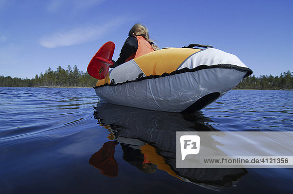 Aufblasbares Kanu spiegelt sich im Wasser eines Sees  Femundsmark  Norwegen  Skandinavien