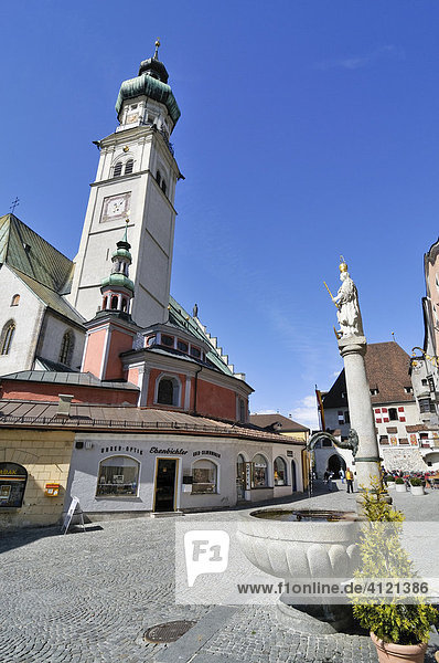 St. Nikolaus Kirche  Oberer Stadtplatz in der Altstadt von Hall  Tirol  Österreich