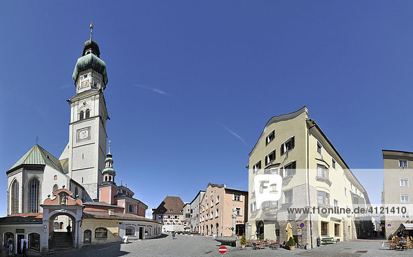 Nikolauskirche und Rathausplatz oberer Stadtplatz  Hall  Tirol  Österreich