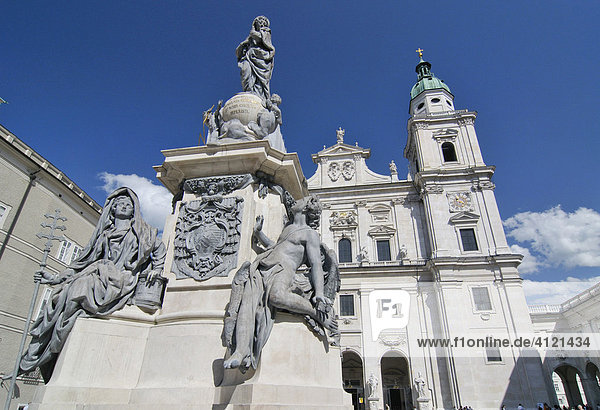 Westfassade des Salzburger Doms und Mariensäule am Domplatz  Salzburg  Österreich  Europa