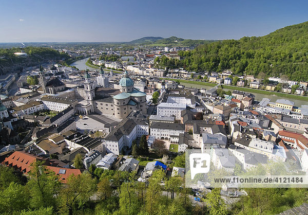 Blick von der Festung Hohensalzburg auf den Dom und das Stadtzentrum  Salzburg  Österreich  Europa