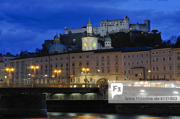Blick über die Salzach auf die Altstadt und die Festung Hohensalzburg  Salzburg  Österreich  Europa