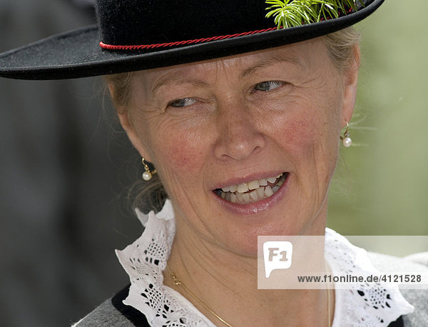 Portrait einer Frau in Trachtenkostüm am Zillertaler Gauderfest Tirol Österreich Europa