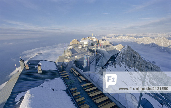 Gipfelplateau der Zugspitze mit Terrasse und Liftstation  Bayern  Deutschland  Europa