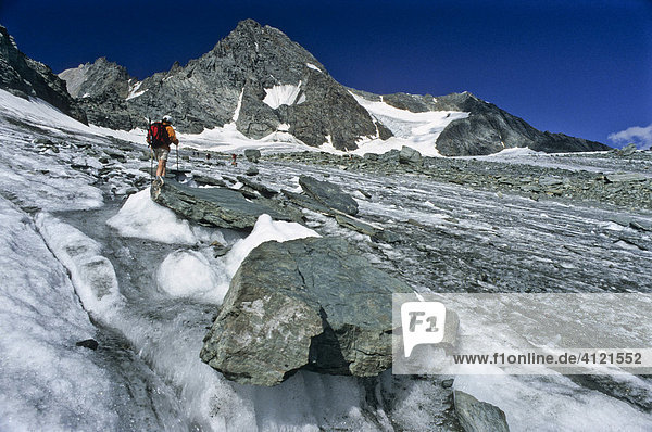 Bergwanderer am Eisfeld des Ködnitzkees Großglockner Tirol Österreich Europa