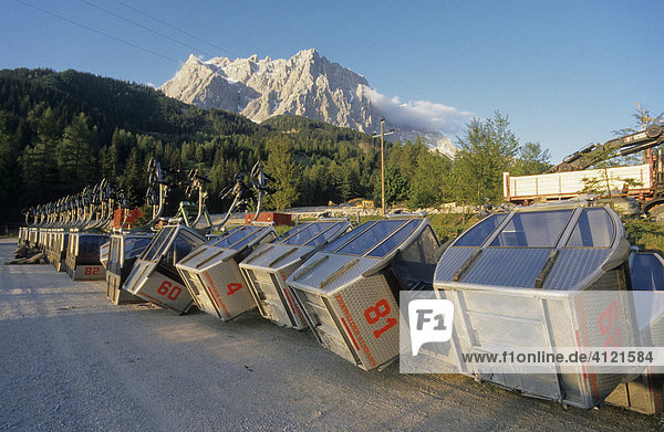 Ausrangierte Gondeln bei Talstation der Ehrwalder Bergbahn  Ehrwald  Tirol  Europa
