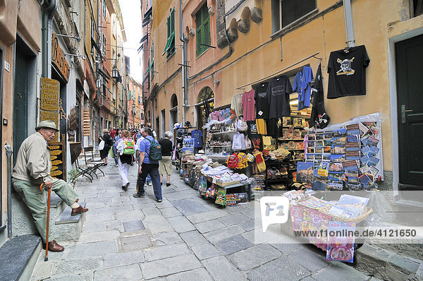 Gasse mit Souvenirgeschäft in Vernazzo  Ligurien  Cinque Terre  Italien  Europa