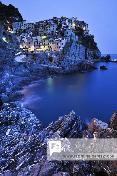 Das Dorf Manarola am Abend nach Sonnenuntergang  an der Steilküste  Ligurien  Cinque Terre  Italien  Europa