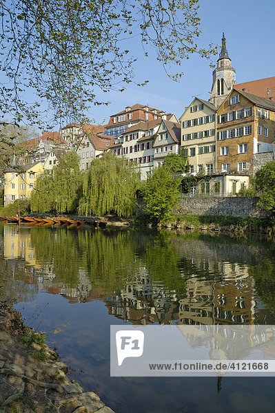 Tübingen  Baden-Württemberg  Deutschland - die Häuser an der Neckarfront spiegeln sich im Wasser