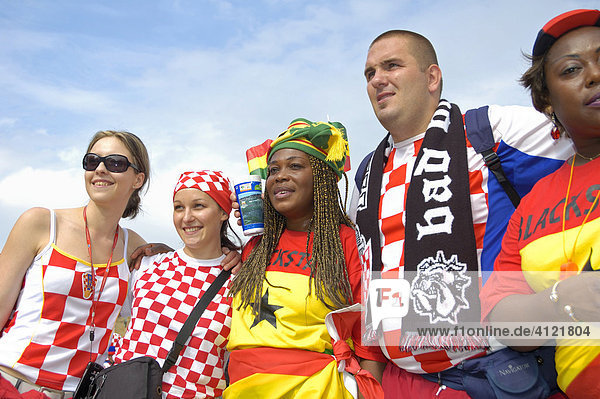 Fans aus Kroatien und Ghana bei der Fußball-WM 2006 in Stuttgart  Baden-Württemberg  Deutschland
