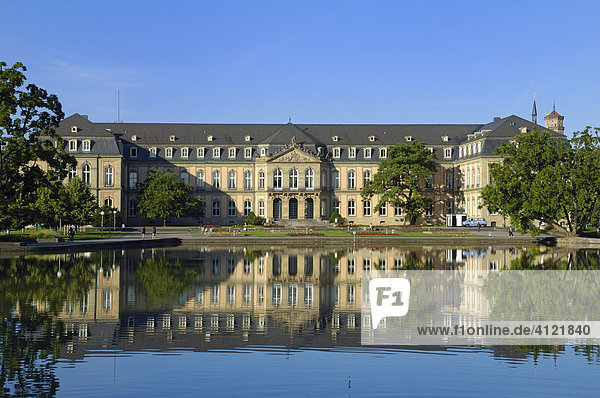 Neues Schloss spiegelt sich im Eckensee  Stuttgart  Baden-Württemberg  Deutschland