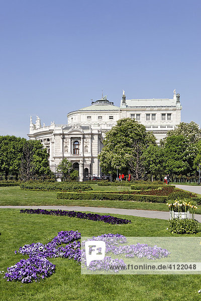 Burgtheater vom Volksgarten aus gesehen  Wien  Österreich