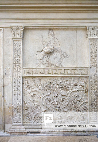 Göttin Athene und Pflanzenrelief an Seitenwand des Altars im Museum der Ara Pacis Augustae  Rom  Italien
