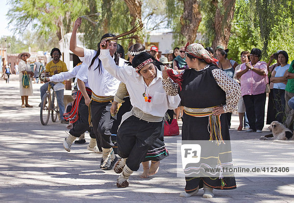 Mapuche Indians performing a dance  San Pedro de Atacama  Región de Antofagasta  Chile  South America
