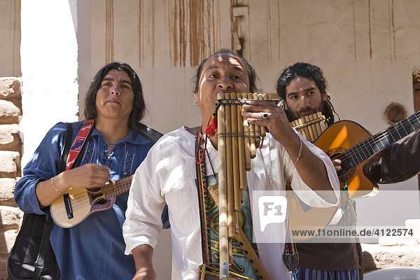 Straßenmusiker  San Pedro di Atacama  Región de Antofagasta  Chile  Südamerika