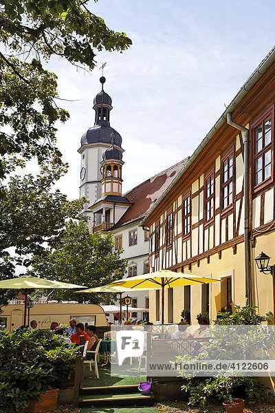 Café vor Fachwerkhaus in der Altstadt vor dem Rathausturm  Eisenberg  Thüringen  Deutschland