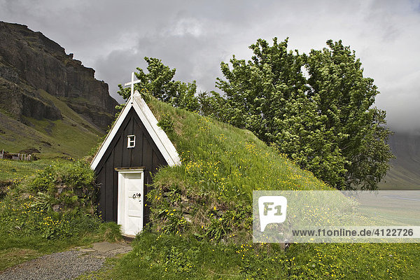 Kleinste Grassodenkirche Islands erbaut im 17 Jahrhundert  Hof Núpsstaður  Südküste  Island