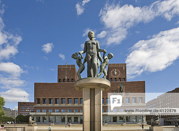 Vigeland-Skulptur vor Rådhuset (Rathaus von 1950 im Bauhaus-Stil)  Oslo  Norwegen