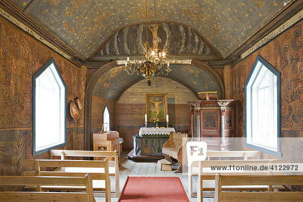 Inneres der Stabkirche (12.Jh.) in Undredal am Aurlandsfjord  Norwegen