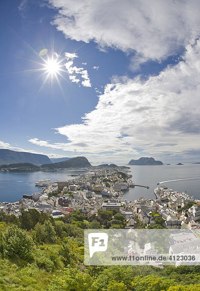 Blick vom Hausberg Aksla über die Stadt  Ålesund  Norwegen