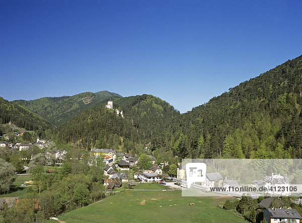 Ort Gutenstein im Piestingtal mit Burgruine  Niederösterreich  Österreich