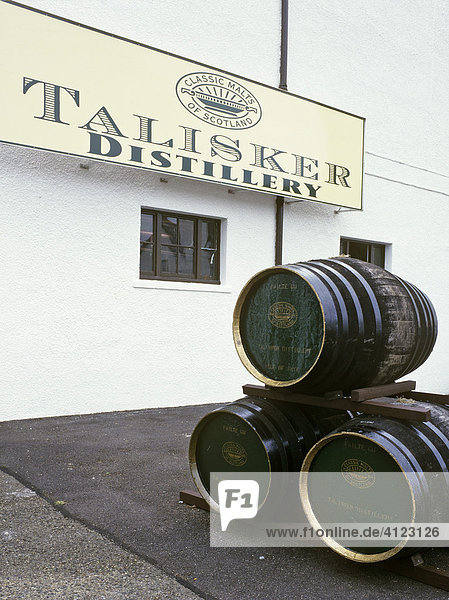Fäßer und Firmenschild der Talisker Distillery  Insel Skye  Schottland  Großbritannien
