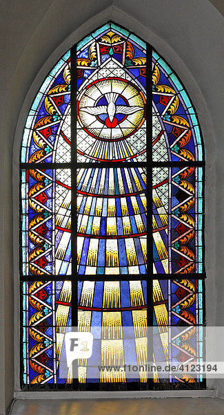 Heiligen-Geist Fenster in der Pfarrkirche  Hirtenberg  Triestingtal  Niederösterreich  Österreich