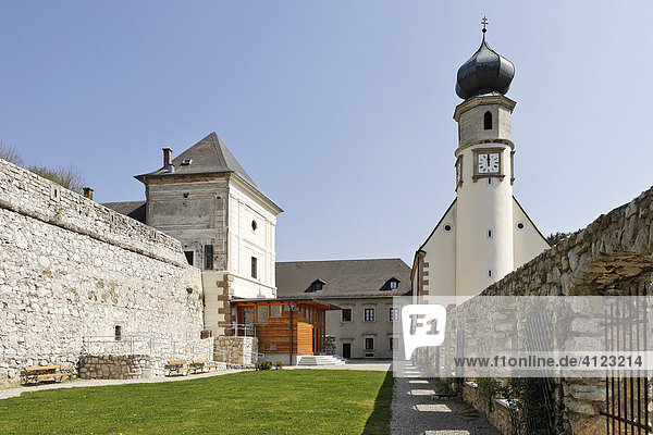 Teil des Burg-Kirchen Ensembles mit Friedhof und Pfarrkirche  Neuhaus  Triestingtal  Niederösterreich  Österreich
