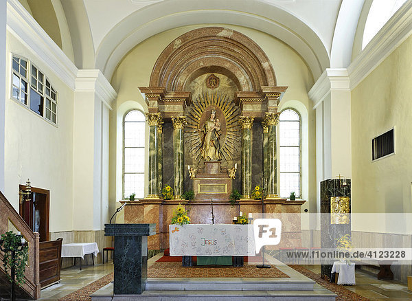 Hauptalatar mit Gnadenbild und Strahlenkranz in der Pfarrkirche Pottenstein Triestingtal Niederösterreich Österreich
