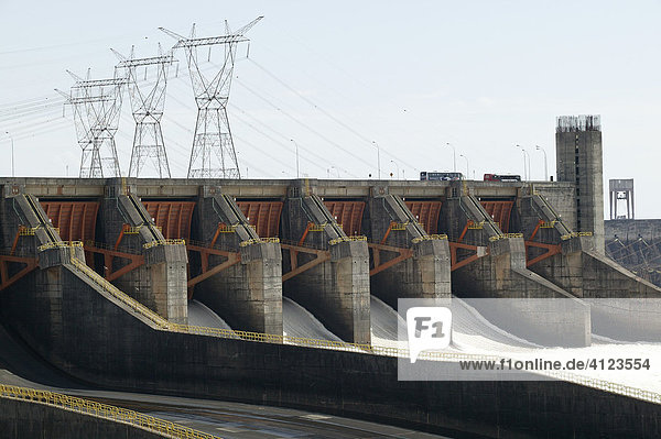 Staudamm  Wasserkraftwerk Itaipu am Rio Parana  Staumauer  Paraguay  Südamerika