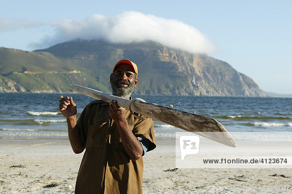 Fischer mit Paddel am Strand  Hout Bay bei Kapstadt  Südafrika  Afrika