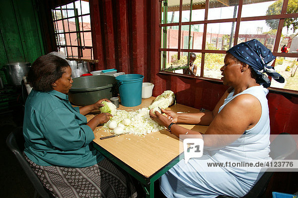 Frauen beim Kochen in einer sogenannten Suppenküche  Kapstadt  Südafrika