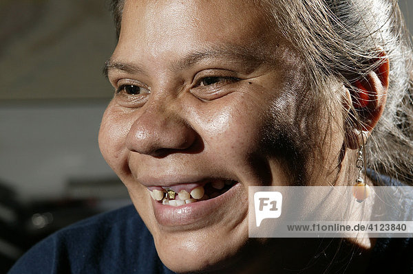 Frauenportrait  Frau mit Zahnlücken  Paraguay