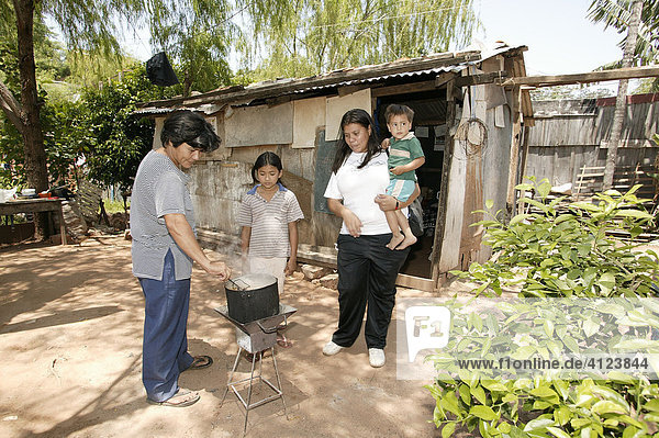 Guarani Familie kocht vor der Hütte    im Armenviertel Chacarita  Asuncion  Paraguay  Südamerika