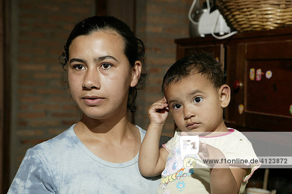 Frau mit Kleinkind in der Küche  Comunidad 18 de Agosto  Paraguay  Südamerika