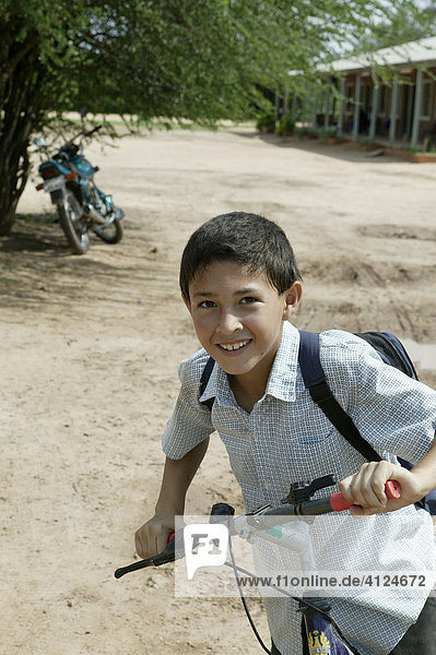 Junge mit Fahrrad  Mennoniten Kolonie  Loma Plata  Chaco  Paraguay  Südamerika