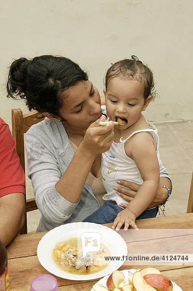 Mutter füttert ihr Kind  Asuncion  Paraguay  Südamerika