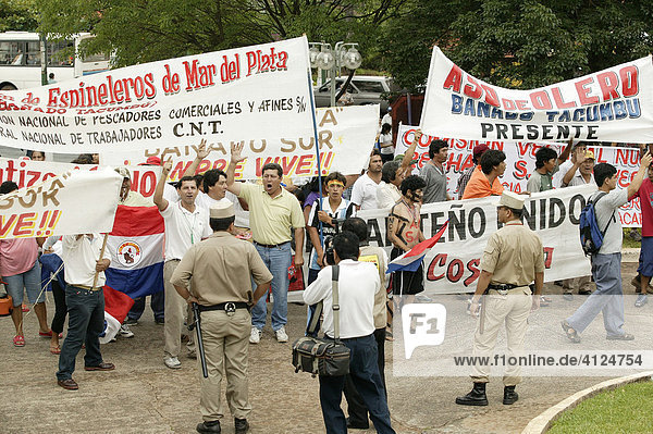 Demonstration für soziale Gerechtigkeit  Asuncion  Paraguay  Südamerika