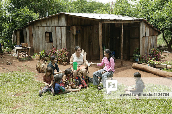 Arbeitspause vor dem Haus  Frauen mit Kindern  Asuncion  Paraguay  Südamerika
