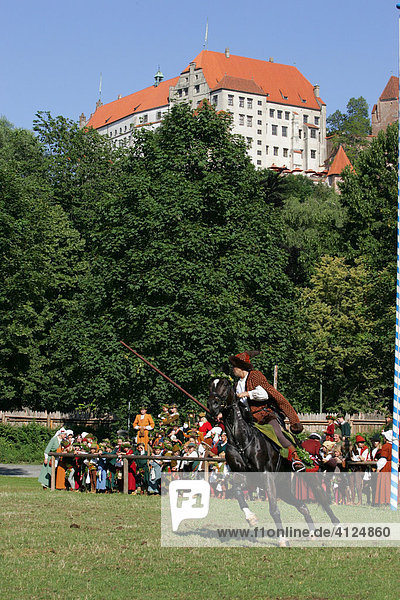 Ritterspiele während der Landshuter Hochzeit  unterhalb der Burg Trausnitz  Landshut  Niederbayern  Bayern  Deutschland  Europa