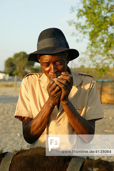 Alter Mann raucht  Sehitwa  Botswana  Afrika