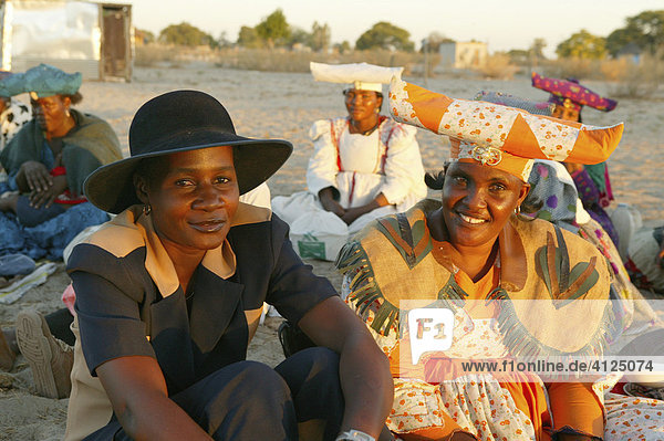Women gathering in village square  Sehitwa  Botswana  Africa