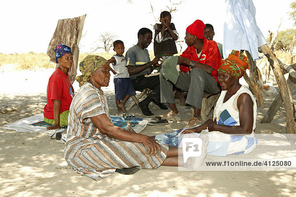 Dorfleben im Schatten eines Baumes  Sehitwa  Botswana  Afrika