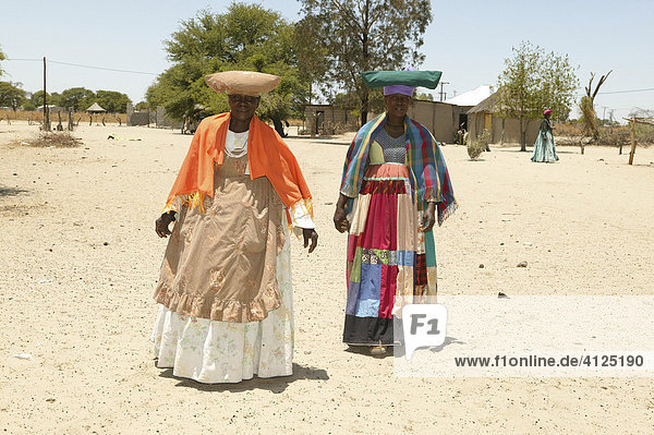 Zwei Frauen in traditioneller Kleidung  Sehitwa  Botswana  Afrika